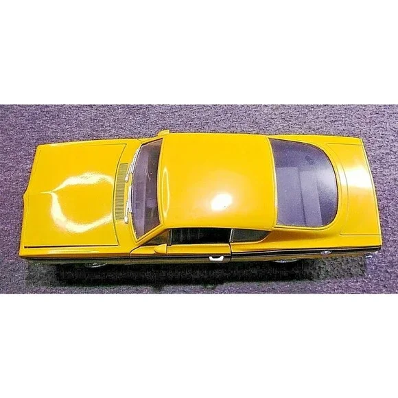 Road Signature 1969 Plymouth Cuda Barracuda 1:18 Scale Diecast Model Car Yellow - Picture 5 of 12